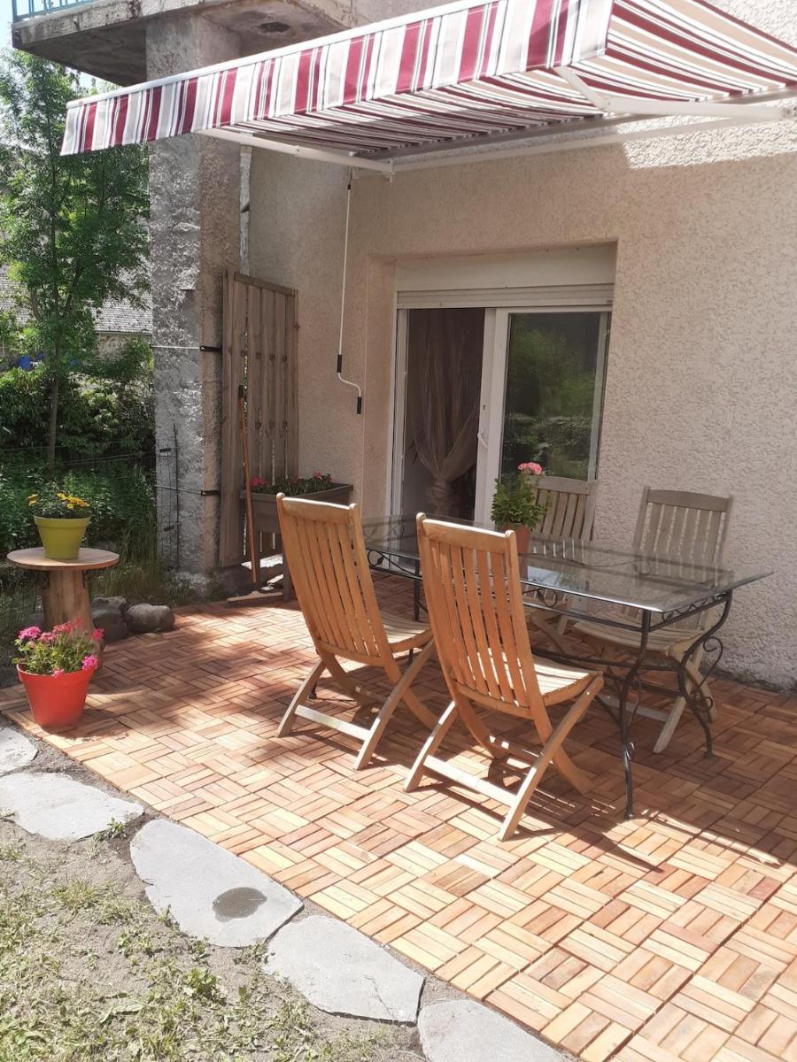 Appartement rez de chaussée avec terrasse et jardin à Tence