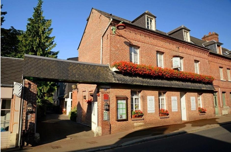 Hôtel Restaurant La Paix La Robe et le Palais