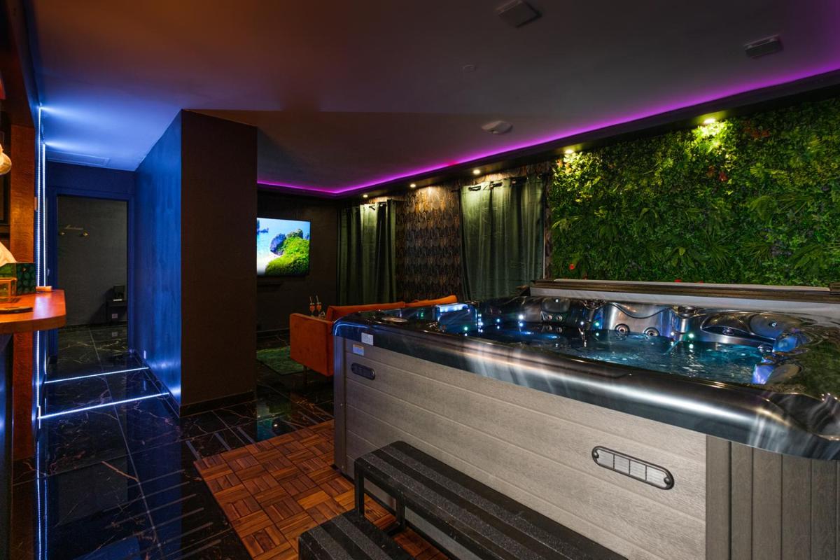 L escale VRAI Jacuzzi 130 jets, Sauna, lit king size, écran géant, NETFLIX