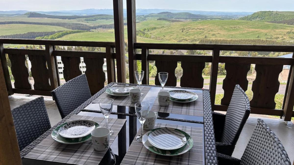 Lama-Gîte-des-Puys T3 Lamado vue époustouflante sud avec grande terrasse