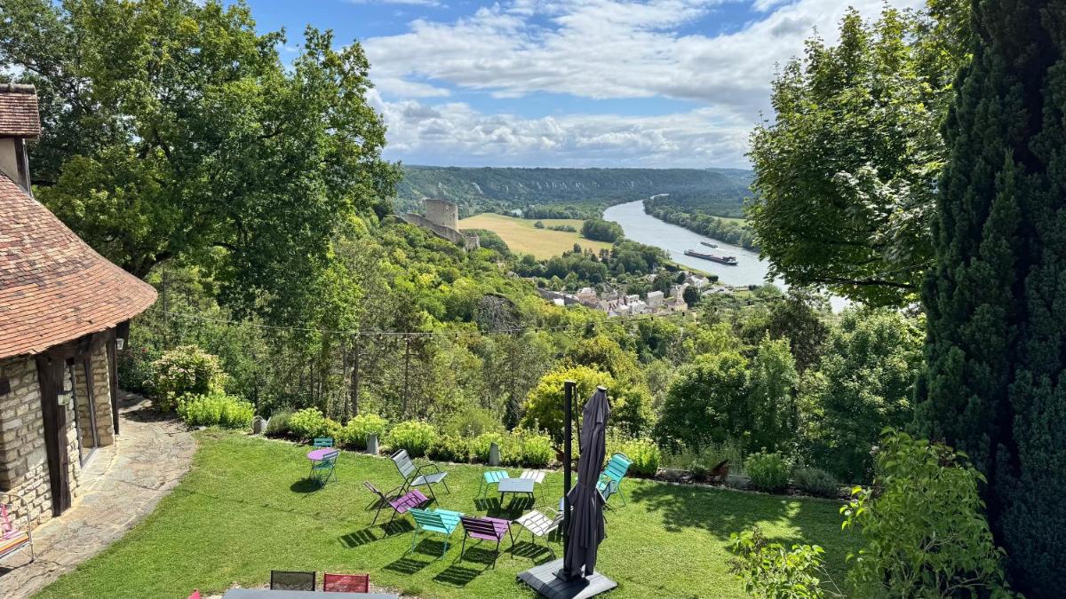 Le Paradis de Lucile - Vue de rêve - La Roche Guyon - Paris 1h - Giverny 10 mn - 12 personnes - 5 chambres - 3 sdb - pétanque - babyfoot - balançoires - ping pong - tennis- cuisine ultra équipée - borne électrique
