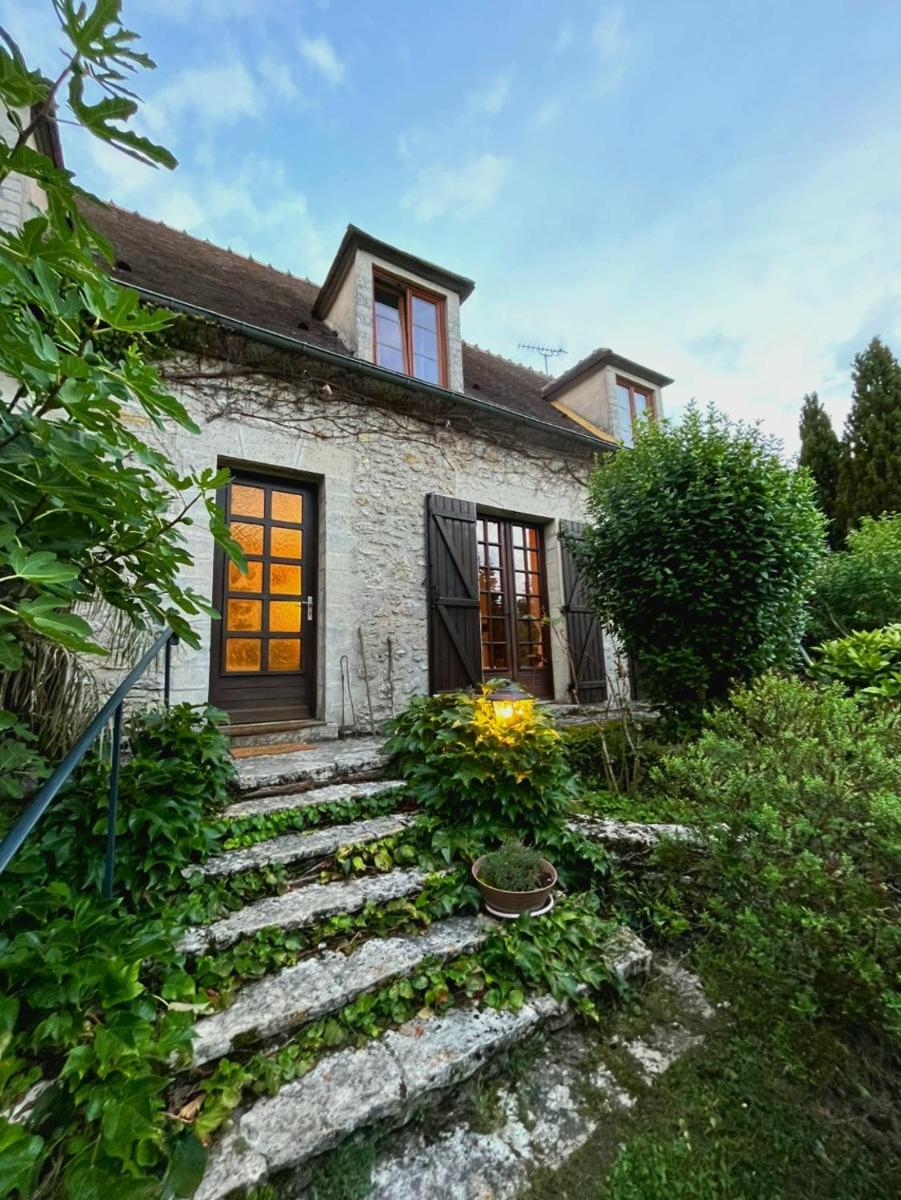 Belle maison en pierre, grand jardin au calme