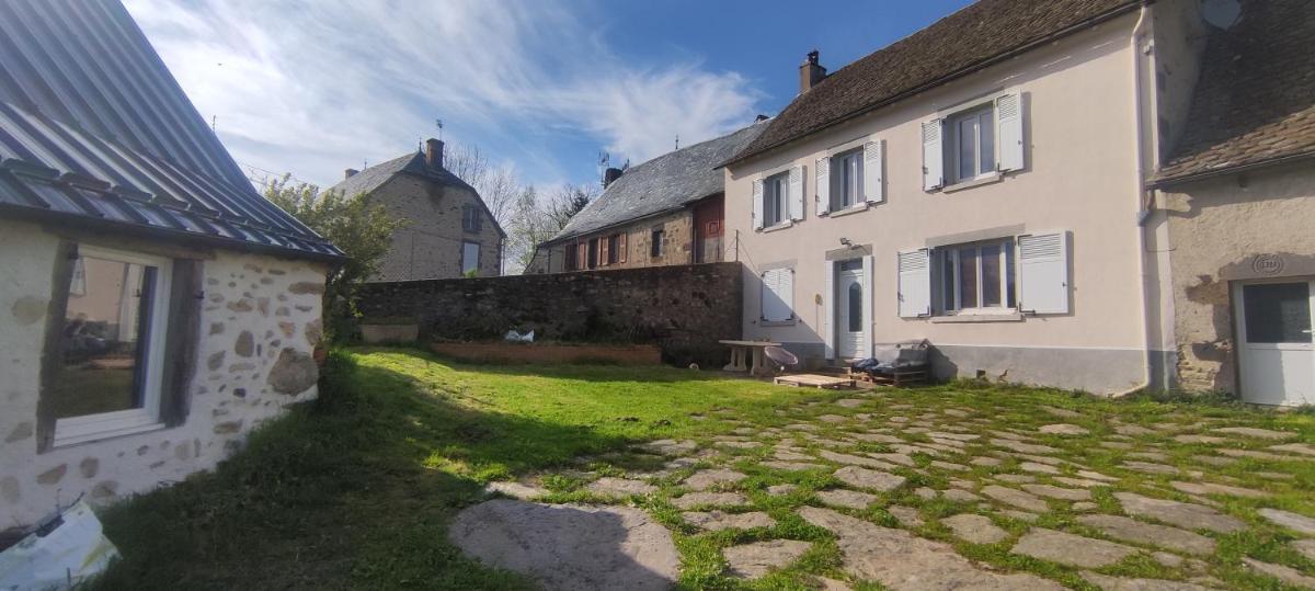 Maison dans un joli village typique du Cantal!