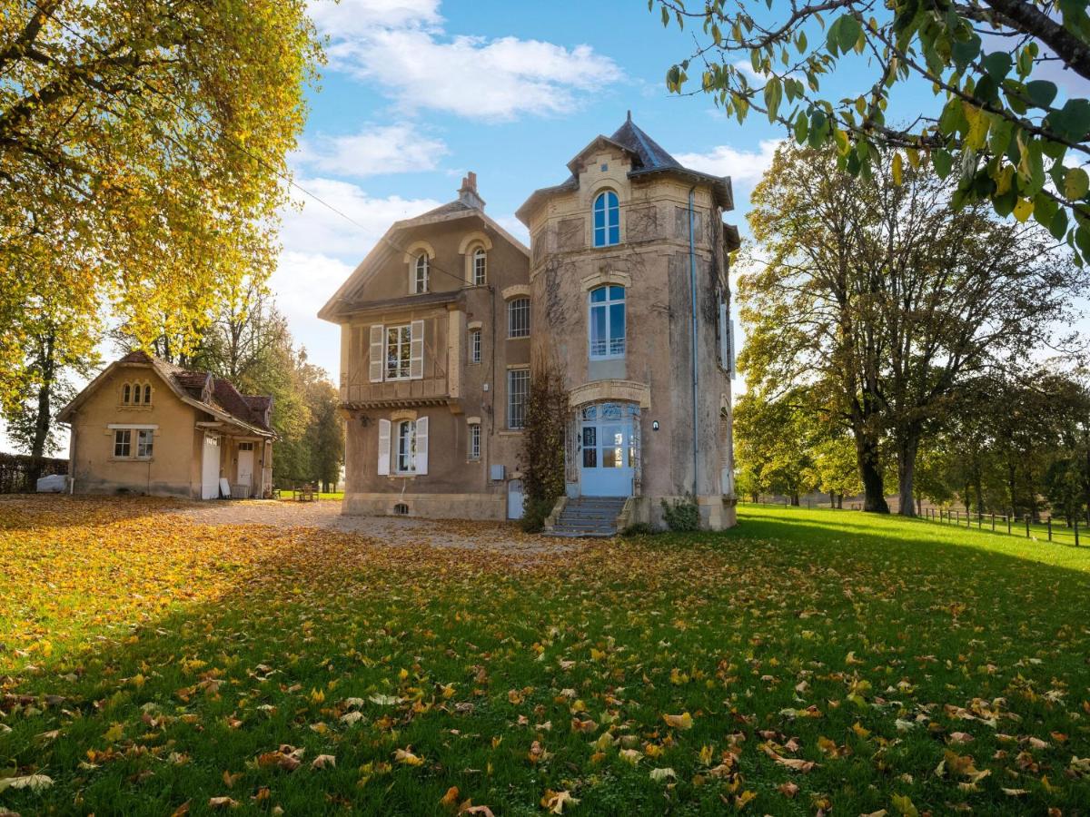 Holiday home adjoining a château