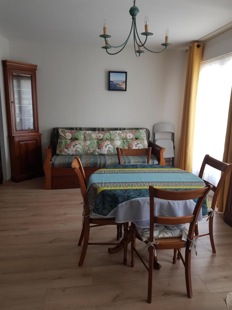 Apt JEANNE 100 m de la Plage av ventilateur au Calme Pte Cour