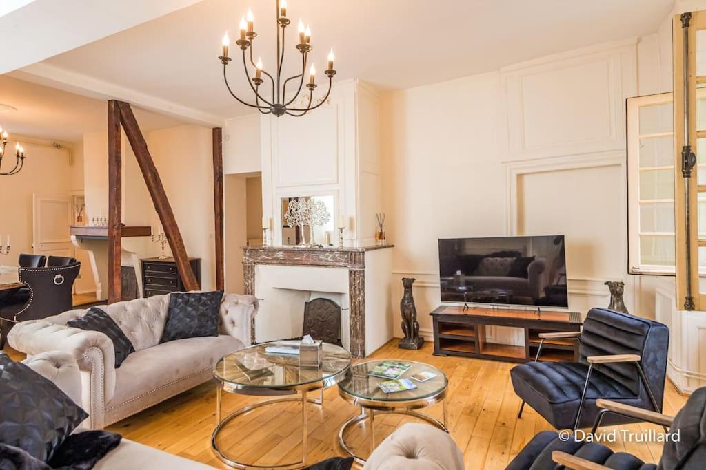 Suites Mana - MATAHINA avec VUE SUPERBE sur la Place DUCALE et Parking privé inclus