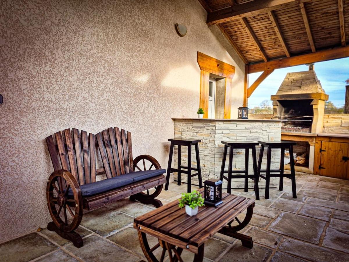 Terrasse couverte et BBQ - Petite maison cosy