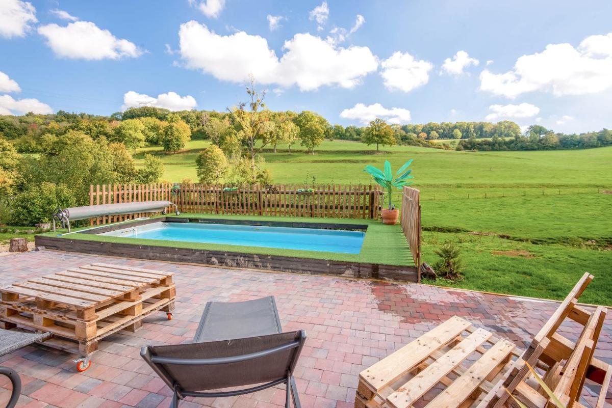 Villa spacieuse à Sapogne-et-Feuchères avec piscine privée, 150 m²